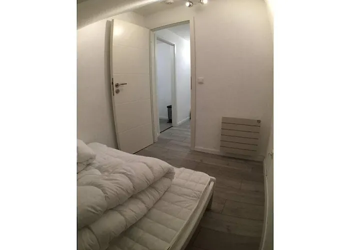 With 3 Bedrooms * בראונלאגה